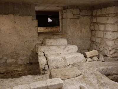 Proseguendo arriviamo di fronte a un�ampia apertura al centro di una parete: si tratta dell�ingresso principale della chiesa medievale dal quale � possibile guardare all�interno...